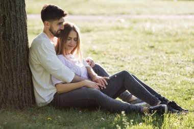 Ağacın altında genç Çift