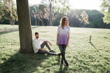 Ağacın altında genç Çift