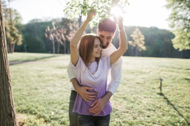 Ağacın altında genç Çift