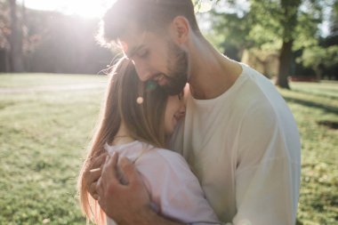 Ağacın altında genç Çift