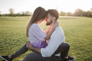 genç bir çift park