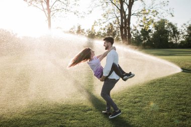 genç bir çift park