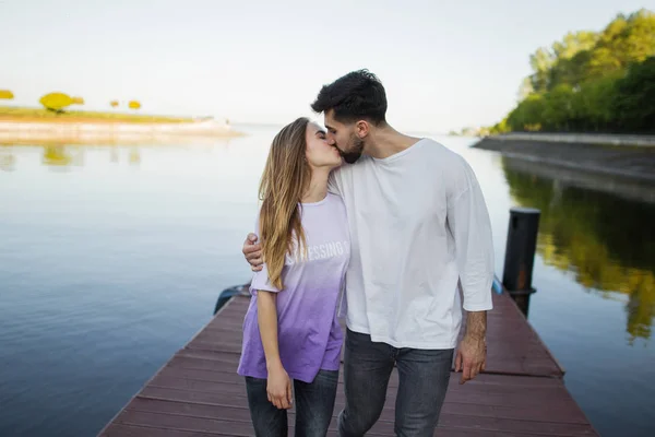 Koppel op pier op lake — Stockfoto