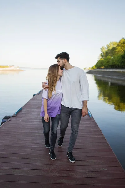 Paar auf Seebrücke am See — Stockfoto