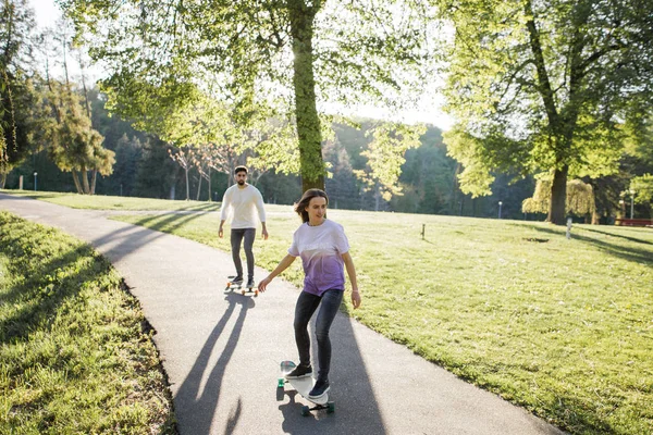 Verliefde skateboarders paar — Stockfoto