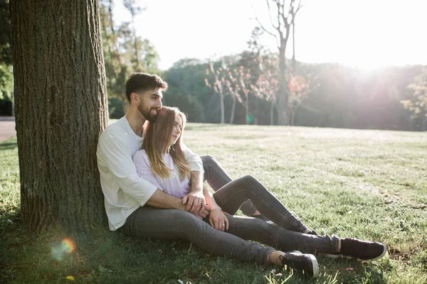 Young couple under tree — Stock Photo, Image