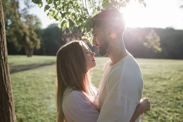 Jeune couple sous arbre — Photo