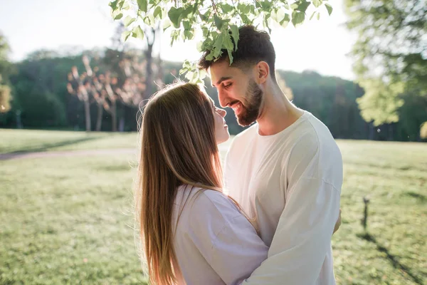 Young couple under tree — Stock Photo, Image
