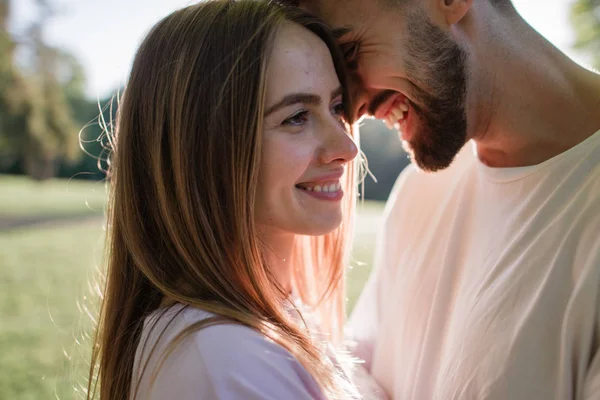 Young couple at park — Stock Photo, Image