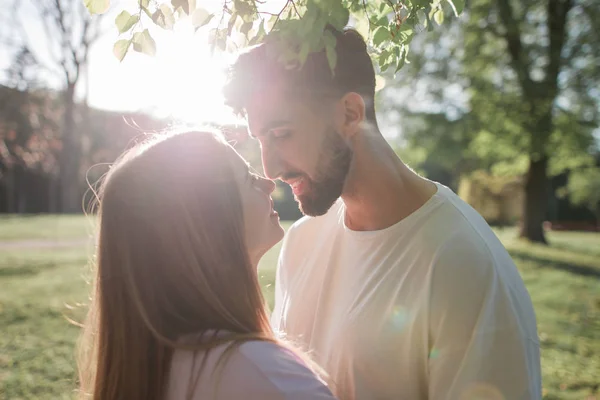 Jovem casal debaixo da árvore — Fotografia de Stock