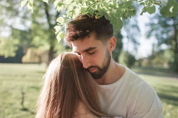 Jeune couple sous arbre — Photo