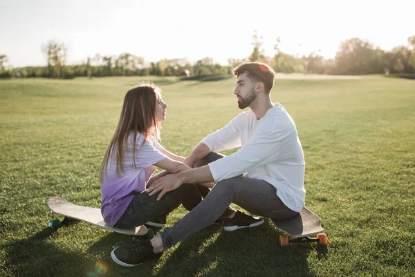 Jovem casal no parque — Fotografia de Stock