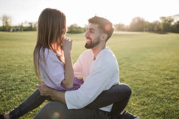 Young couple at park — Stock Photo, Image