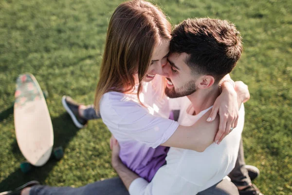 Jeune couple au parc — Photo