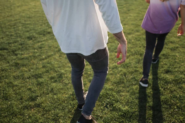 Jovem casal no parque — Fotografia de Stock