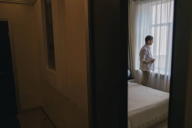 adam forması koyarak