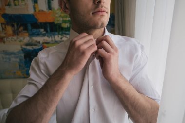 adam forması koyarak