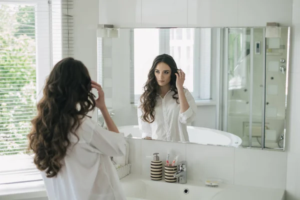 Genç esmer kız banyoda