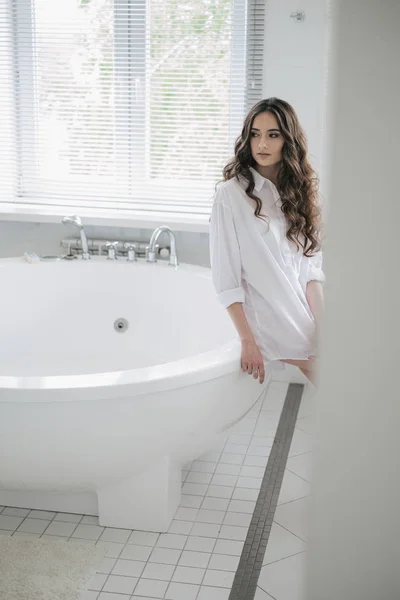 Ung brunett flicka i badrummet — Stockfoto