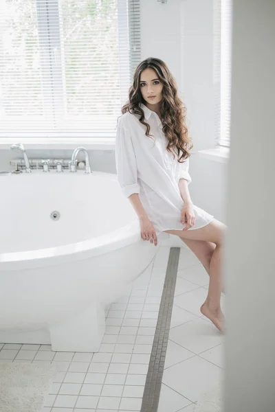 Young brunette girl in bathroom — Stock Photo, Image