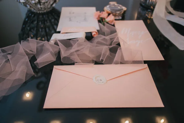 Burla de boda con tarjetas de invitación — Foto de Stock