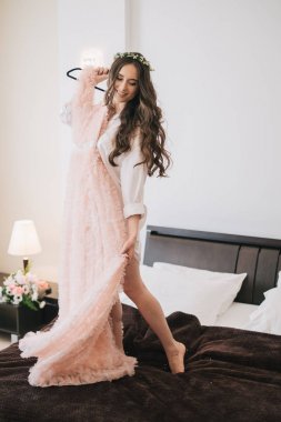 yatakta elbise ayakta kadınla 