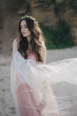 Sahilde örtü ile genç nişanlısı