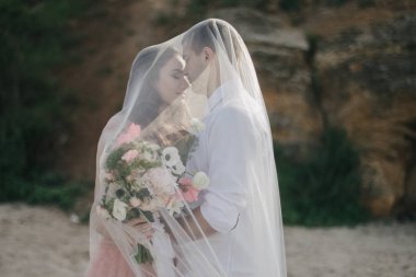 peçe altında sarılma Çift 