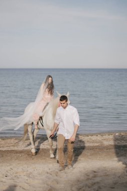 Atlı gelin ile damat 