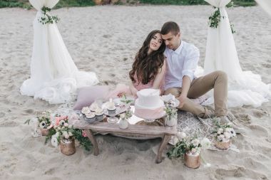 Kumsalda genç güzel Çift