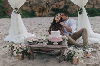 Kumsalda genç güzel Çift