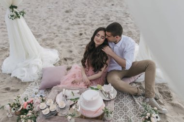 Kumsalda genç güzel Çift