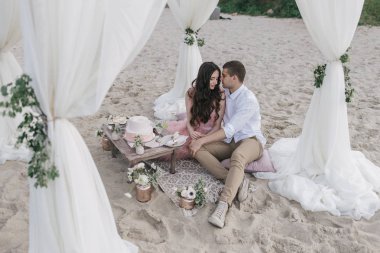 Kumsalda genç güzel Çift