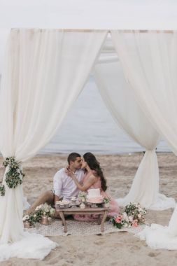 Kumsalda genç güzel Çift