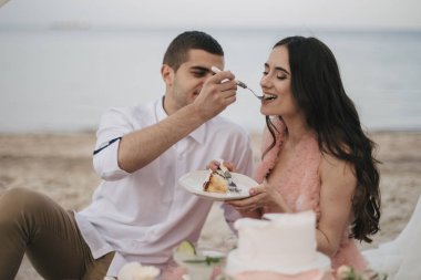 Kumsalda genç güzel Çift