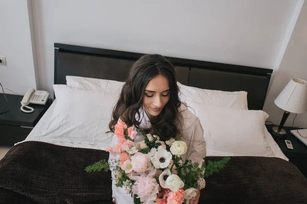 Flicka med blombukett — Stockfoto