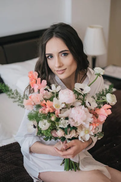 Menina com buquê de flores — Fotografia de Stock