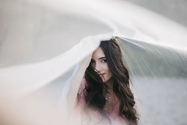 Молодая невеста в венке под вуалем — стоковое фото