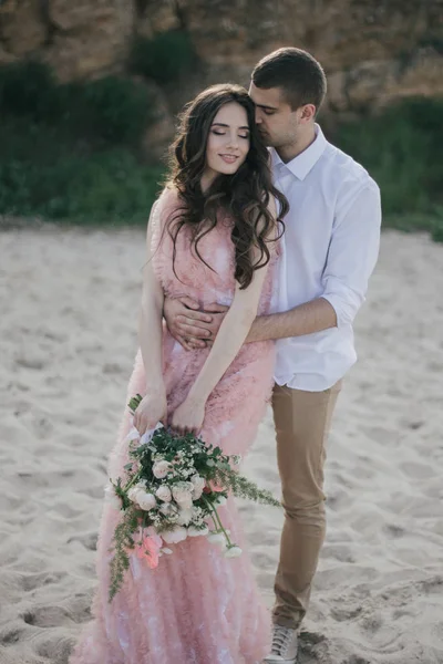 Couple aimant sur la plage — Photo