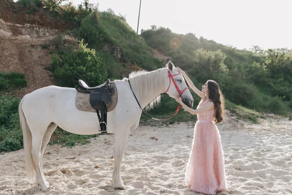 Jeune fille avec cheval — Photo