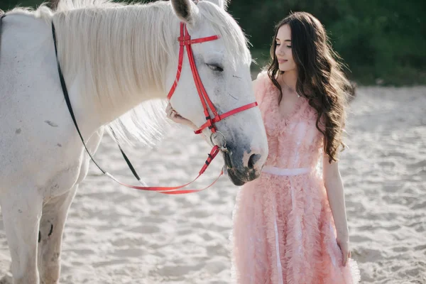 Jeune fille avec cheval — Photo