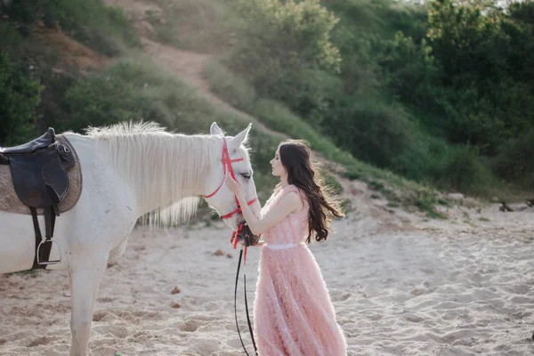 말과 함께 어린 소녀 — 스톡 사진