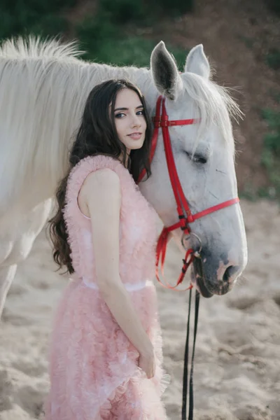 Ung flicka med häst — Stockfoto