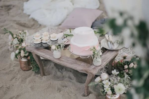 Wedding table setting with cake — Stock Photo, Image