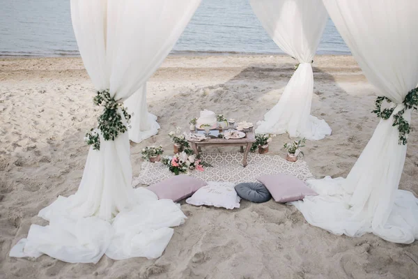 Wedding table setting on beach — Stock Photo, Image
