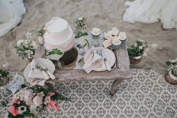 Wedding table setting with cake — Stock Photo, Image