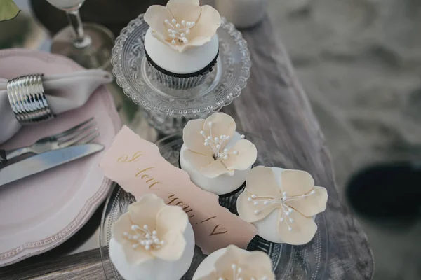 Configuração da mesa de casamento com muffins — Fotografia de Stock