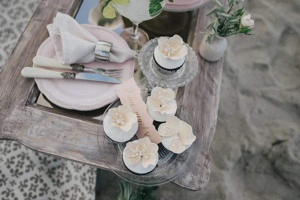 Configuração da mesa de casamento com muffins — Fotografia de Stock