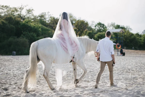Ženich s nevěstou na koni — Stock fotografie