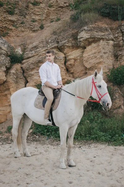 Mladý kluk jezdecké koně — Stock fotografie